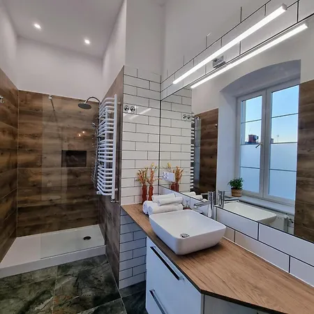 Bialy Kruk Vis-a-vis Jasnej Gory 2b Apartment Czestochowa