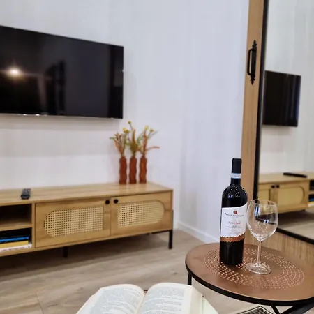 Bialy Kruk Vis-a-vis Jasnej Gory 2b Apartment